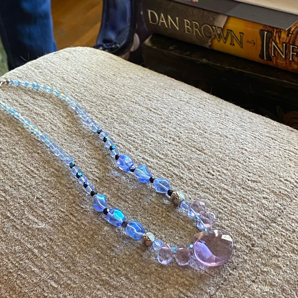 GLASS BEADED NECKLACE